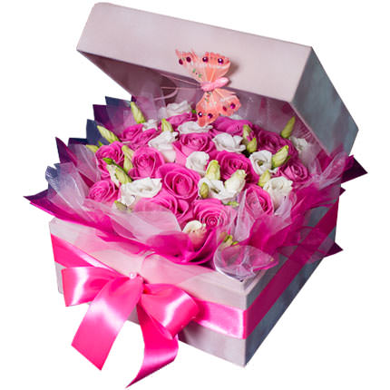 Композиция из роз в подарочной коробочке