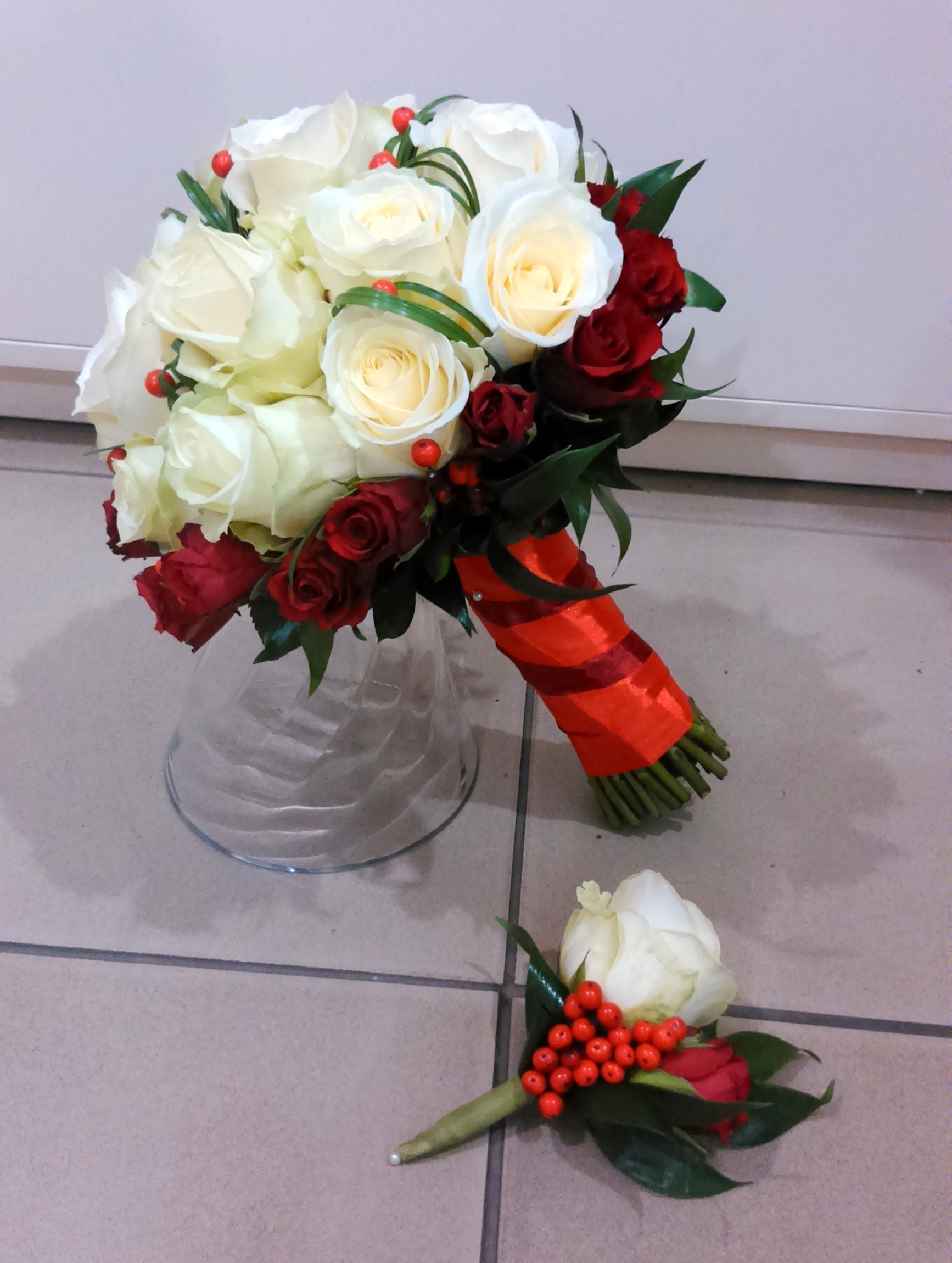 Букет невесты из белых и красных роз
