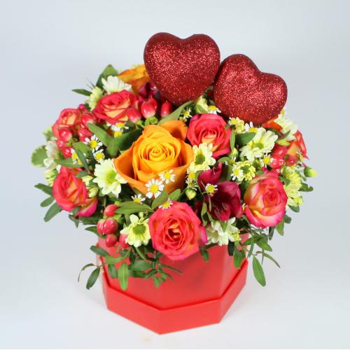 Коробка с розами и сердцами