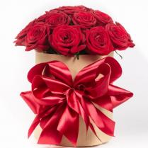 Розы красные в шляпной коробке