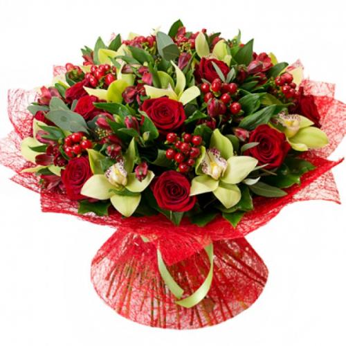 Букет с красными розами и зеленой орхидеей
