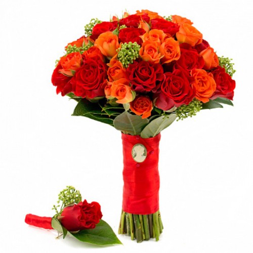 Букет невесты из красных и оранжевых роз