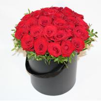 Шляпная коробка с красными розами 