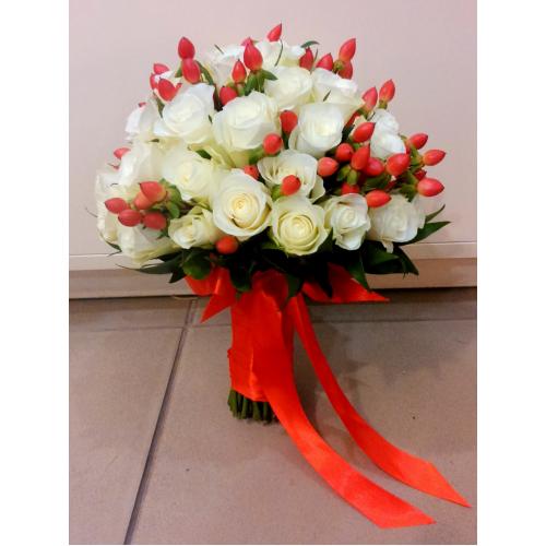 Букет невесты из белых роз и красных ягод