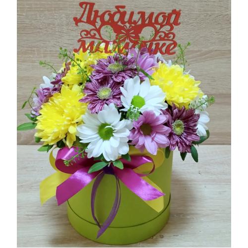 Яркая коробка с цветами для мамы