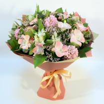 Букет с розовыми орхидеями и гиацинтами