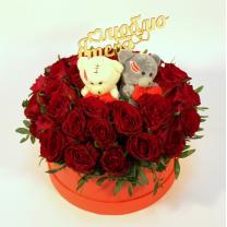 Коробка с красными розами и мишками