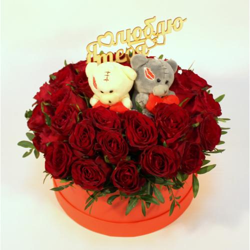 Коробка с красными розами и мишками
