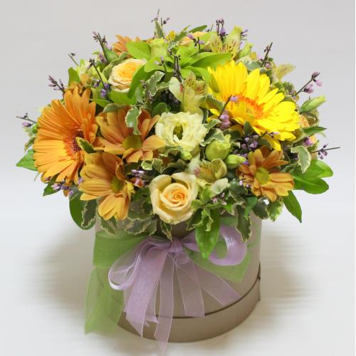 Шляпная коробка с герберами и другими цветами